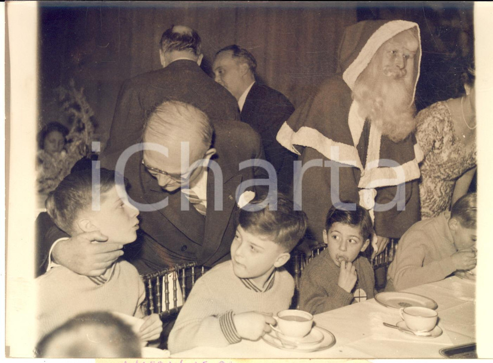1953 PARIS Élysée - Vincent AURIOL offre fête de Noël aux enfants *Photo