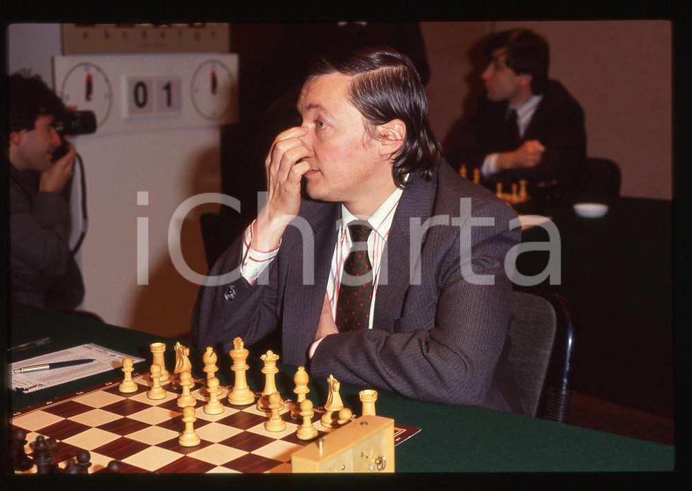 35mm vintage slide* 1985 ca SCACCHI Anatolij Karpov - Ritratto (4)  Diapositiva d'epoca, in formato 35 mm.  CONDIZIONI: GOOD Tutti i diritti riservati.E' severamente vietata la riproduzione. ICharta mette in vendita, sul negozio eBay e in esclusiva sul sito "icharta" il proprio archivio composto da numerose diapositive e negativi fotografici d'epoca, tutti originali e autentici, che attraversano la storia del costume italiano tra gli la fine degli anni Sessanta e Novanta.Si tratta di uno sguardo inedito sull'attualit&agrave;, la politica, la vita quotidiana, il gossip e la cultura, che fotografa il cambiamento della nazione in quest'ultimo scorcio del XX secolo. Un'occasione unica per il mercato del collezionismo, che vede finalmente disponibile un archivio eccezionale per vastit&agrave;, tematiche e condizioni, in un settore (il negativo fotografico e la diapositiva) di assoluta novit&agrave; e dalle interessanti prospettive di investimento.New layer...  originale e autentica 1