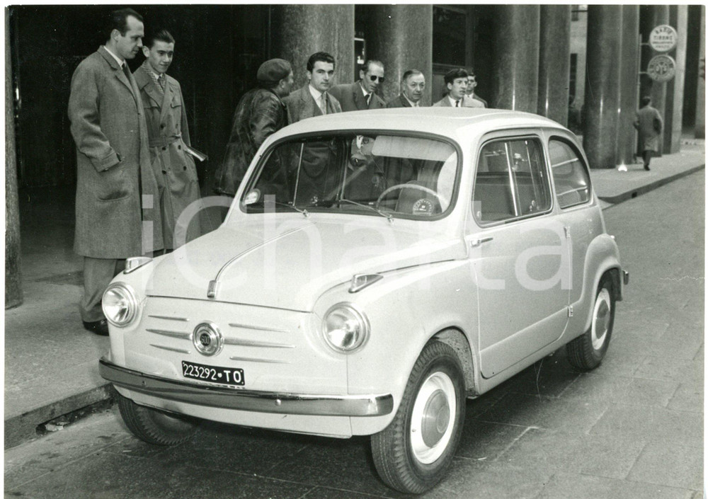 1957 TORINO Via Roma - Polizia con FIAT 600 dopo l'arresto del conducente *Foto