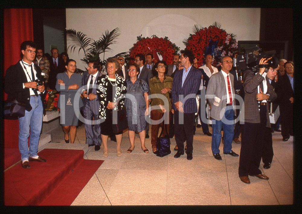 35mm vintage slide* 1990 ROMA Giovanna e Gaspara PAJETTA al funerale del padre 5