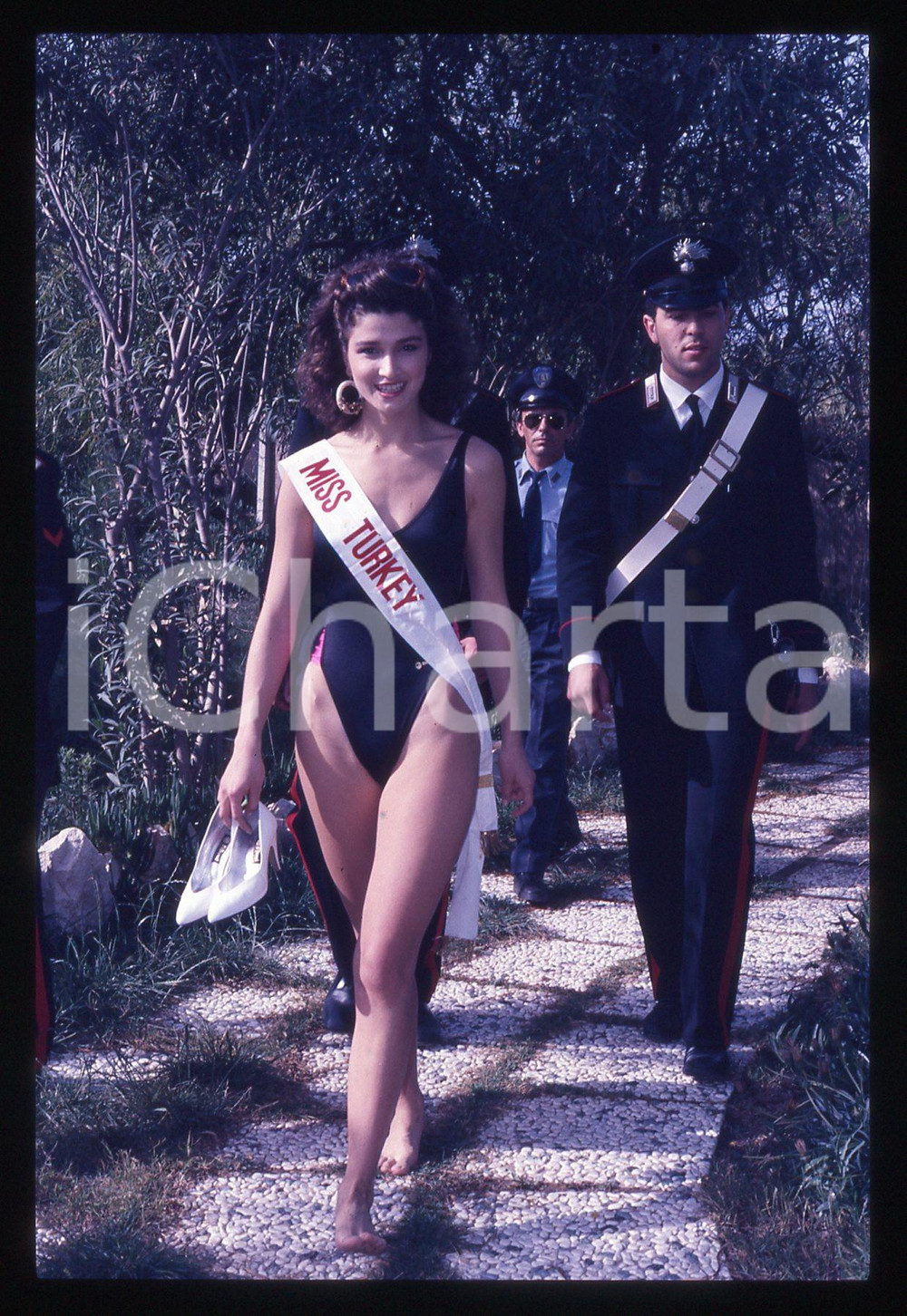 35mm vintage slide*1988 RAGUSA MISS EUROPA Sebnem TAN Miss Turchia e carabinieri