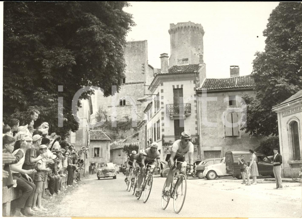 1960 CYCLISME TOUR DE FRANCE - BOURDEILLES - Passage des coureurs *Photo