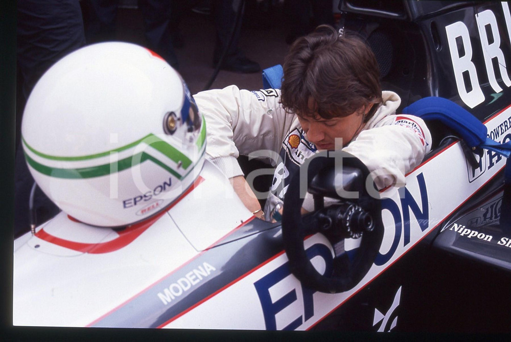 35mm vintage slide* 1991 FORMULA 1 - Stefano MODENA su TYRRELL 020 ai box (22)