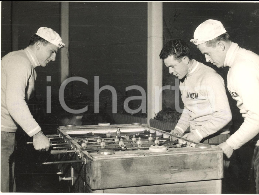 1959 CERIALE CICLISMO Ritiro squadra BIANCHI - Ciclisti al calcio balilla *Foto