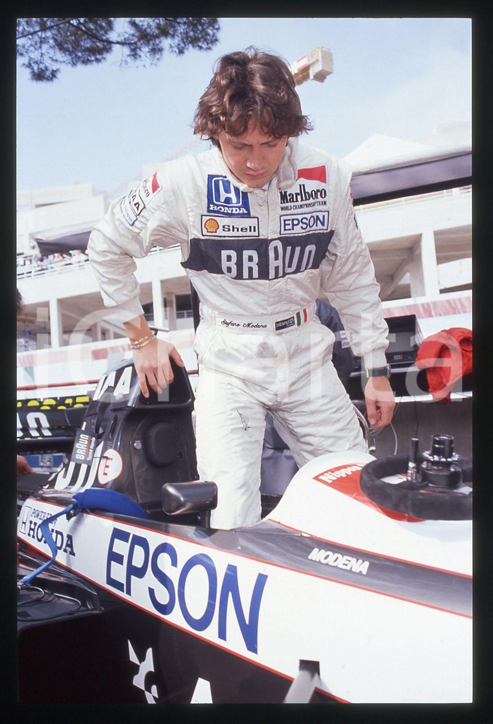 35mm vintage slide* 1991 FORMULA 1 - Stefano MODENA su TYRRELL 020 ai box (15)