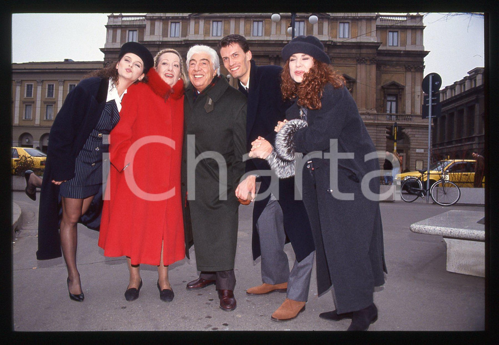 35mm vintage slide* 1992 MILANO-Gino BRAMIERI e cast FOTO DI GRUPPO CON GATTO 8