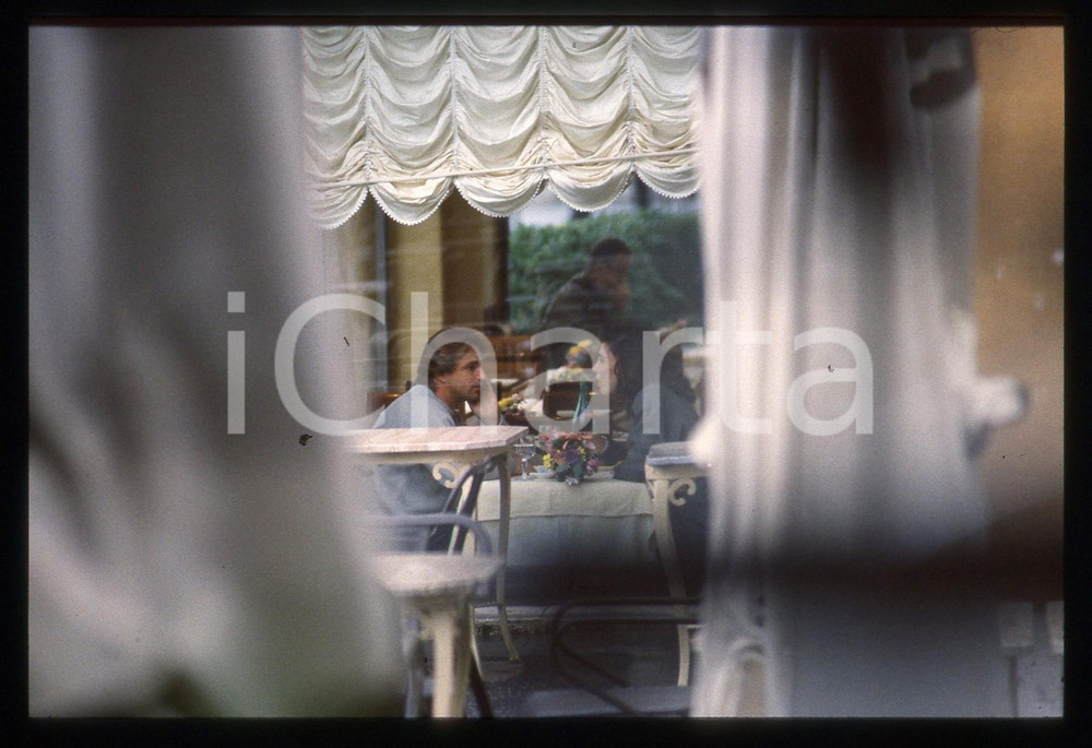35mm vintage slide* 1990 ca COSTUME Renè ARNOUX paparazzato al ristorante (3)