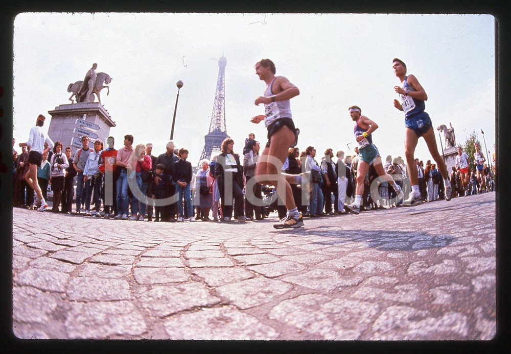 35mm vintage slide* 1989 MARATHON DE PARIS Maratoneti e TOUR EIFFEL (1)