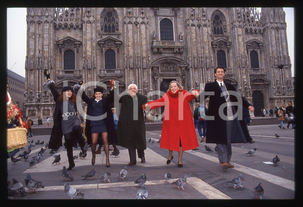 35mm vintage slide* 1992 MILANO Gino BRAMIERI e cast FOTO DI GRUPPO CON GATTO 4