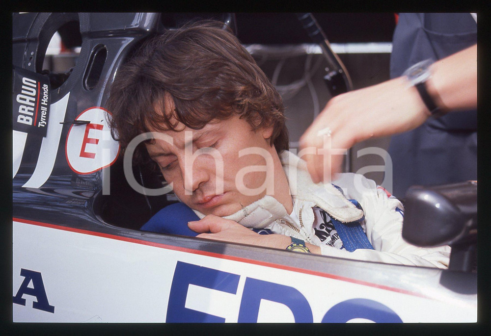 35mm vintage slide* 1991 FORMULA 1 - Stefano MODENA su TYRRELL 020 ai box (2)