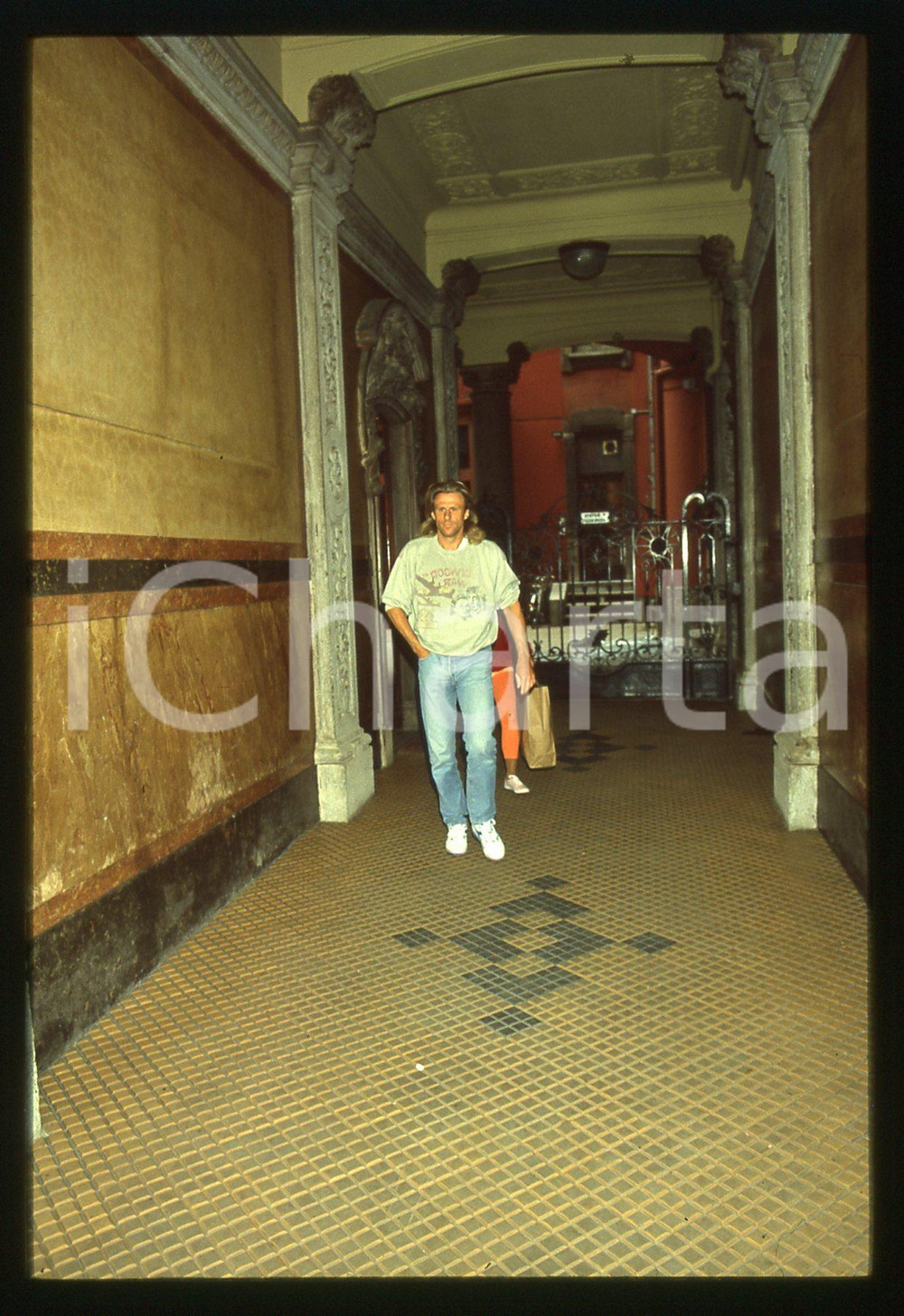 35mm vintage slide* 1991 MILANO - Bjorn BORG esce da casa di Loredana BERTÈ (8)