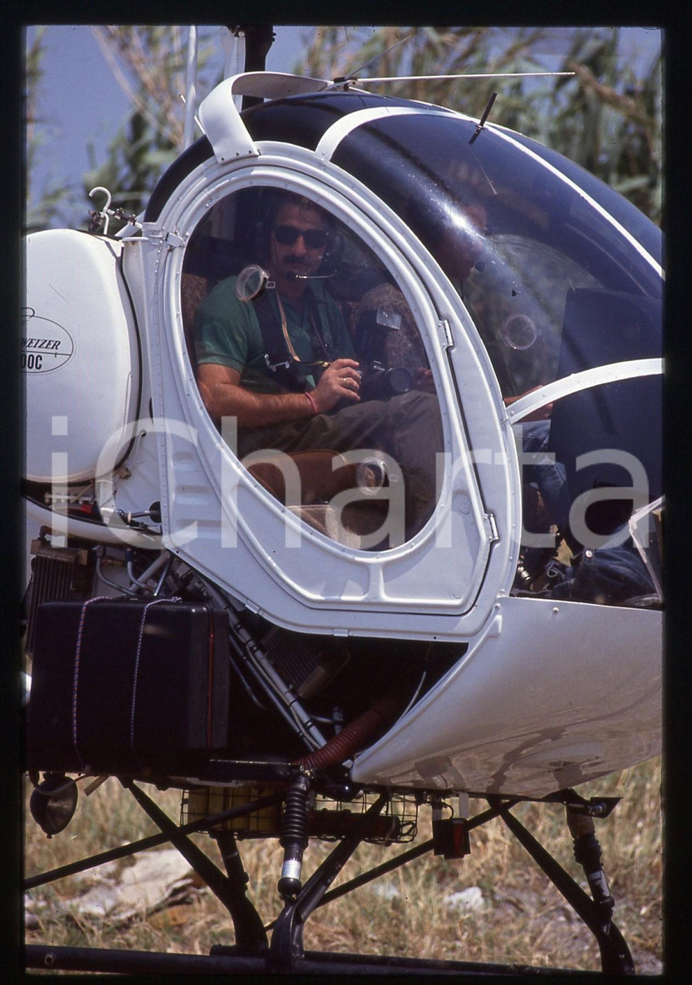 35mm vintage slide* 1990ca COSTUME Paparazzo Riccardo FREZZA in elicottero 2