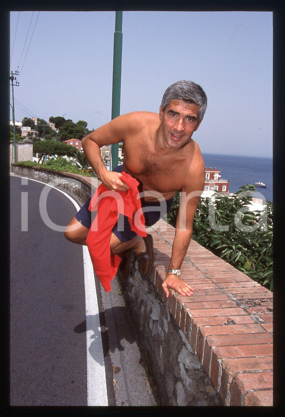35mm vintage slide* 1999 CAPRI Pier Ferdinando CASINI scavalca un muretto