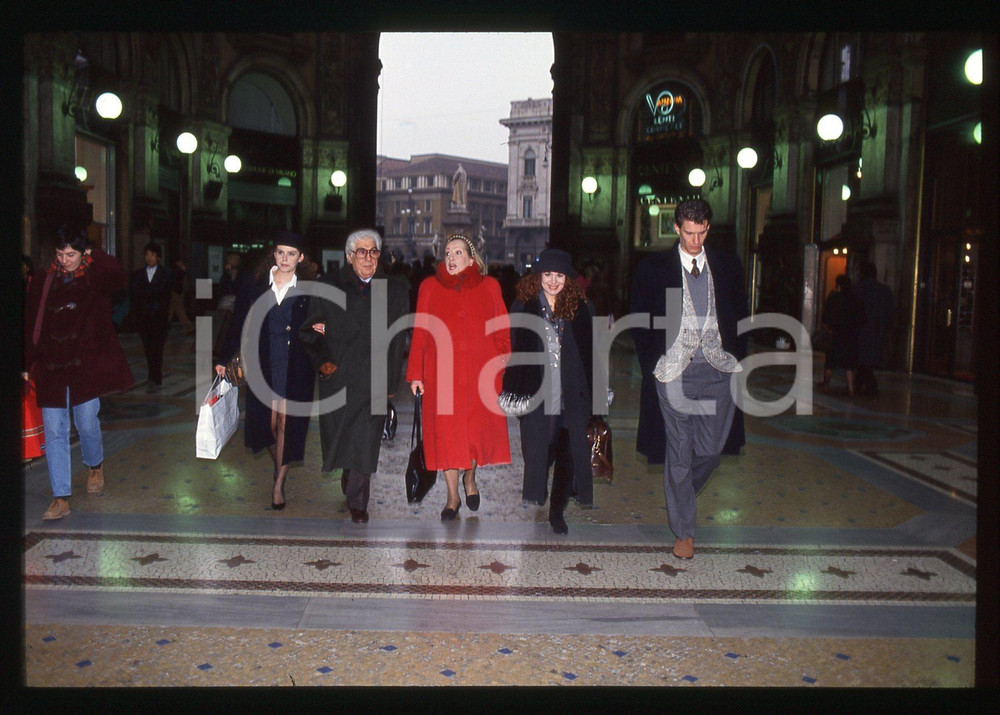 35mm vintage slide* 1992 MILANO Gino BRAMIERI e cast FOTO DI GRUPPO CON GATTO 6