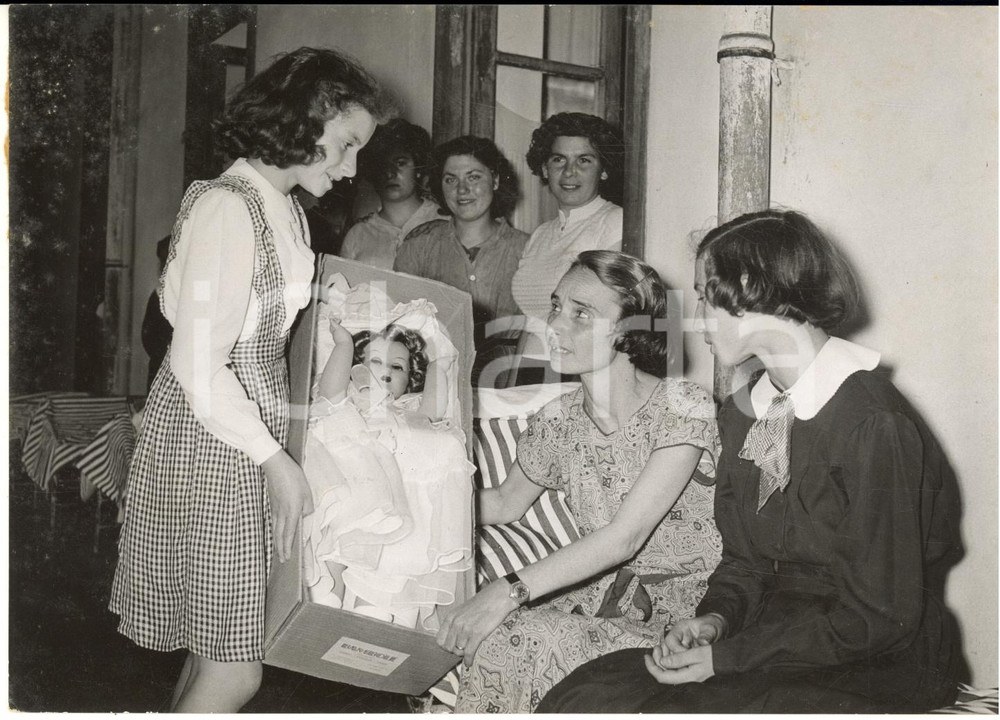 1955 ca PALERMO Malata di tifo in attesa del prof. DI PAOLA *Foto