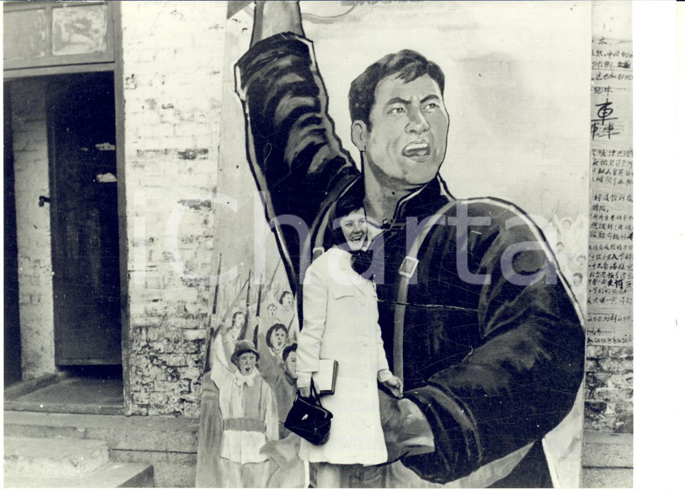 1967 CINA Giovane europea irriverente verso la propaganda comunista - Foto