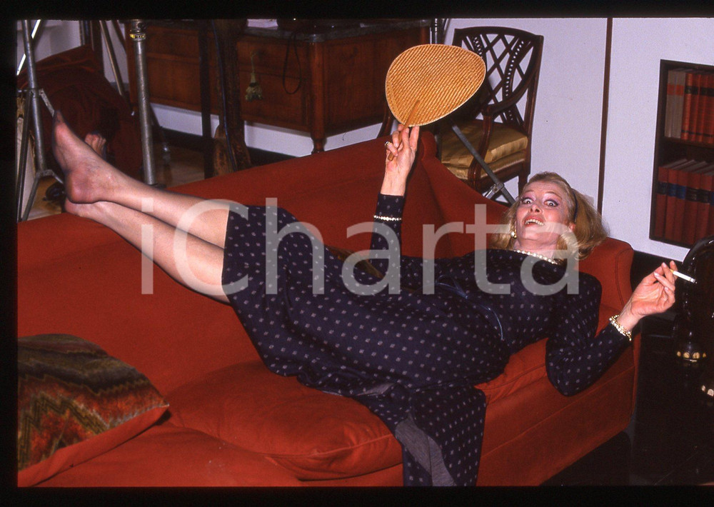 35mm vintage slide*1989 UNA VERITA' COME UN'ALTRA - CAPUCINE scherza sul set