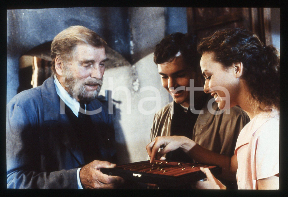 35mm vintage slide*1988 LA BOTTEGA DELL'OREFICE Burt LANCASTER Scena del film 14  Diapositiva d'epoca, in formato 35 mm.CONDIZIONI: GOODE' severamente vietata la riproduzione. Tutti i diritti sono riservati. ICharta mette in vendita, sul negozio eBay e in esclusiva sul sito "icharta" il proprio archivio composto da numerose diapositive e negativi fotografici d'epoca, tutti originali e autentici, che attraversano la storia del costume italiano tra gli la fine degli anni Sessanta e Novanta.Si tratta di uno sguardo inedito sull'attualit&agrave;, la politica, la vita quotidiana, il gossip e la cultura, che fotografa il cambiamento della nazione in quest'ultimo scorcio del XX secolo. Un'occasione unica per il mercato del collezionismo, che vede finalmente disponibile un archivio eccezionale per vastit&agrave;, tematiche e condizioni, in un settore (il negativo fotografico e la diapositiva) di assoluta novit&agrave; e dalle interessanti prospettive di investimento.     originale e autentica 1