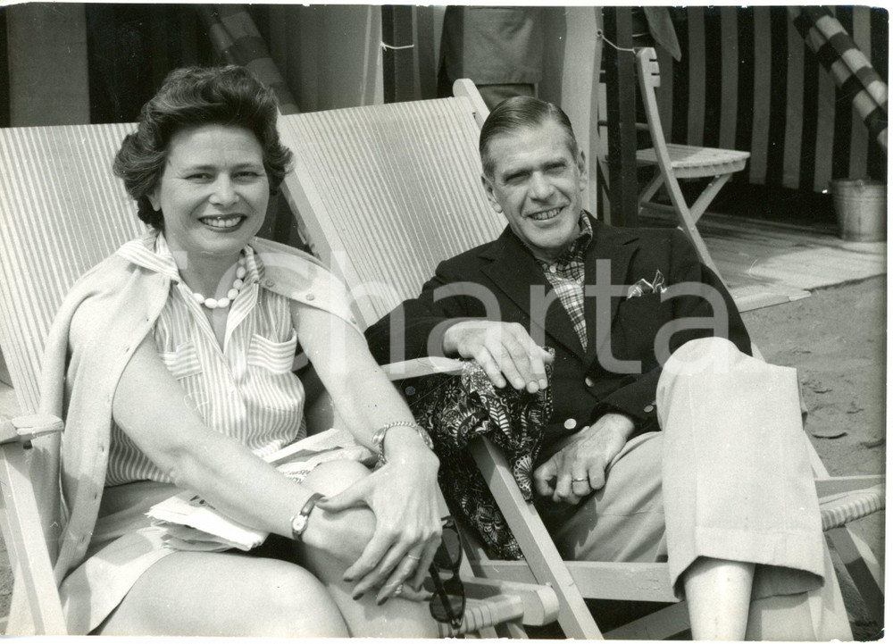 1954 VENEZIA Mostra del Cinema - Giorgio BRAGA e la moglie Gioia MARCONI *Foto  Fotografia d'epoca con didascalia dattiloscritta coeva.   CONDIZIONI: FAIR (sovraimpressioni e piegature centrali, lieve abrasione all'angolo superiore sinistro, lievi difetti di stampa) FORMATO: 18x13 cm     originale e autentica 1