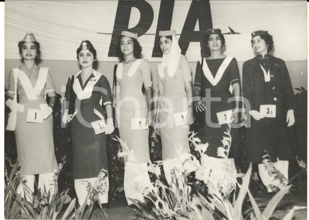 1960 KARACHI (PAKISTAN) P.I.A. Airlines - Concorso per nuove divise hostess FOTO Fotografia d'epoca con didascalia coeva al verso. CONDIZIONI: G (ma lievi piegature marginali)FORMATO: 18x13 cm     originale e autentica 1