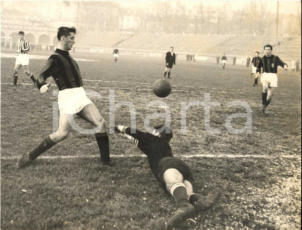 1959 CALCIO MILAN-JUVENTUS Passaggio Juan Alberto SCHIAFFINO a Giancarlo DANOVA  Fotografia d'epoca con didascalia coeva.   CONDIZIONI:  POOR (piegature; sovraimpressione al margine inferiore; aloni)FORMATO: 24x18 cm     originale e autentica 1