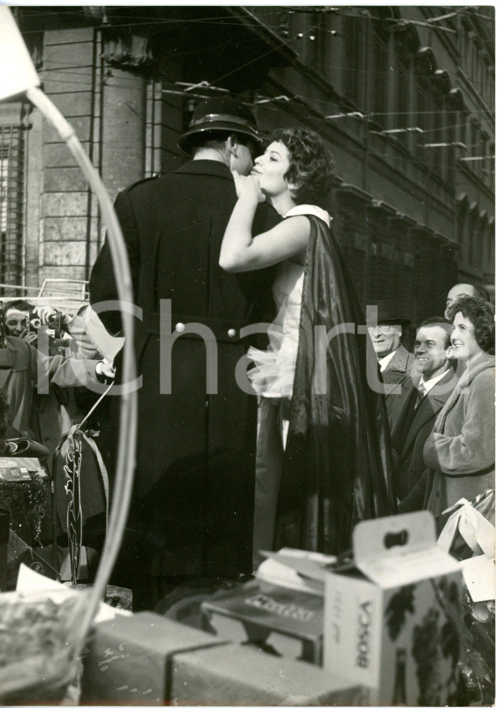 1959 ROMA "Befana dei Vigili Urbani" - Un vigile urbano riceve un bacio *Foto