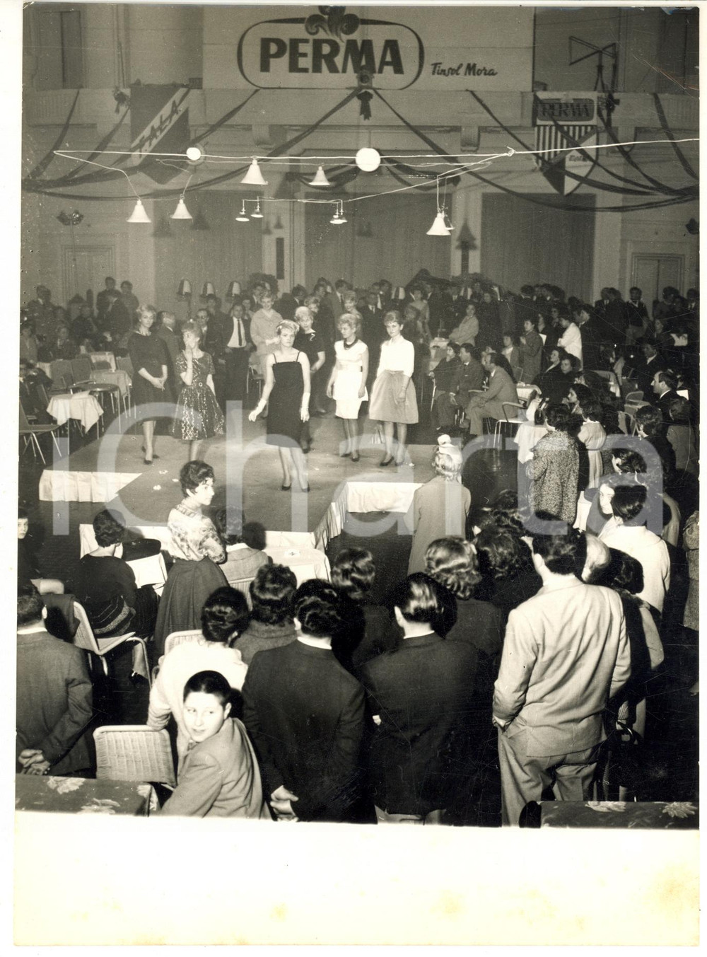 1960 ca s.l. MODA ITALIA Sfilata abbigliamento donna in edificio industriale 