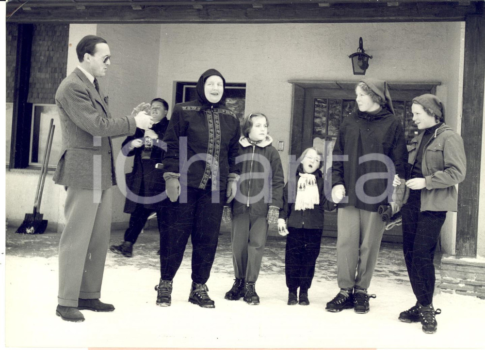1954 GRINDELWALD (SVIZZERA) La famiglia reale olandese in vacanza sulla neve FOTO