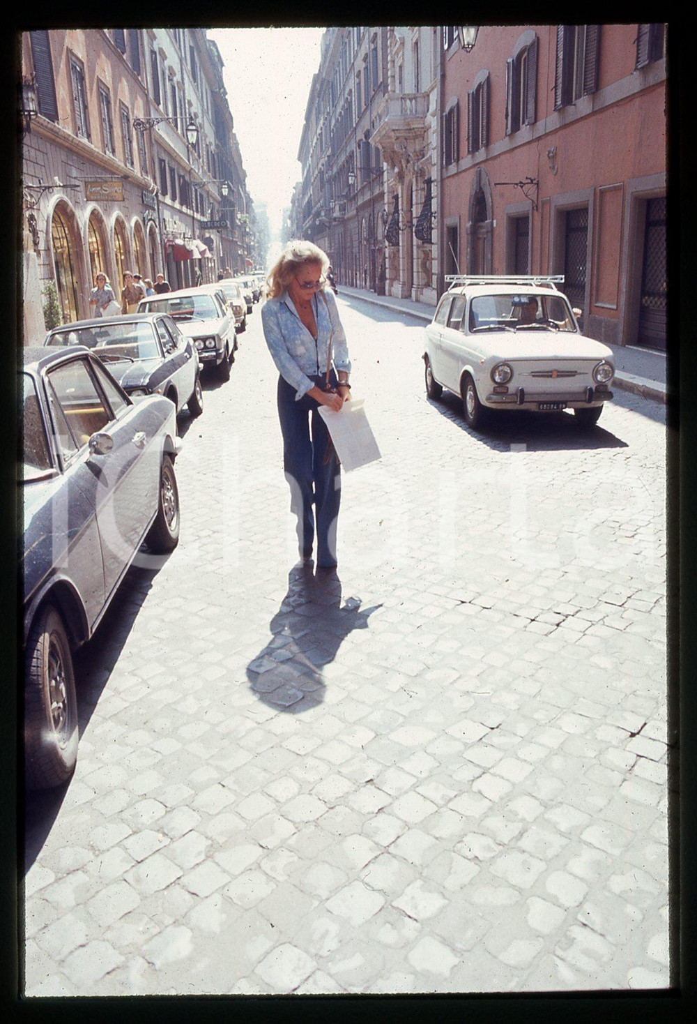 35mm vintage slide* 1975 ca ROMA Ursula ANDRESS paparazzata 2