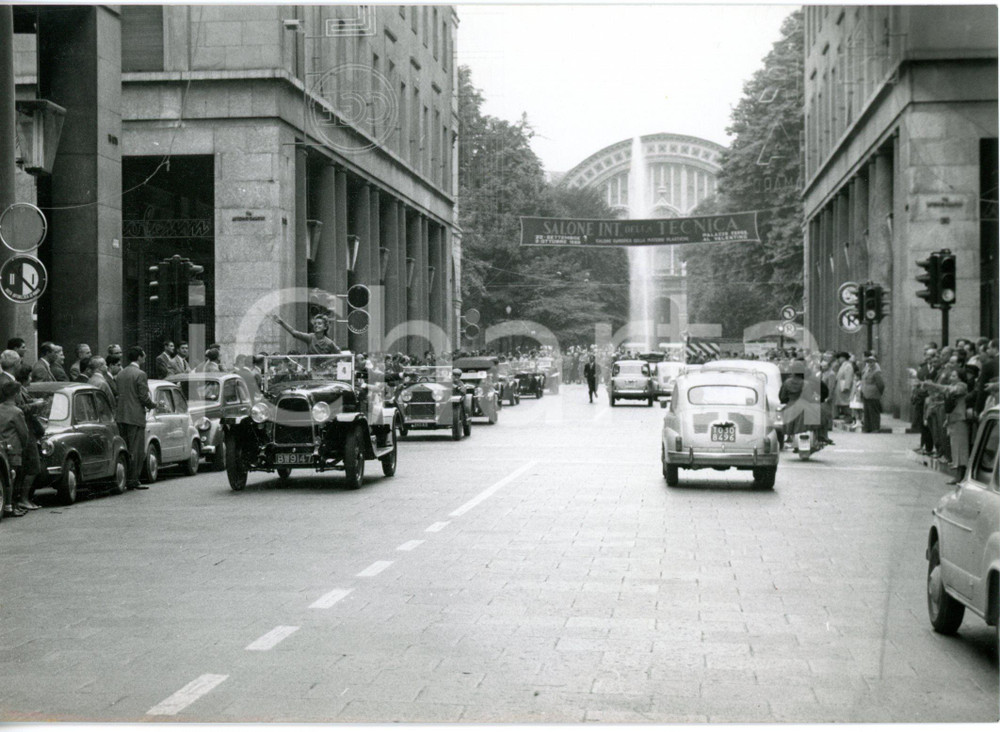 1960 TORINO Via Roma - Sfilata d'auto d'epoca tra la folla *Foto 18x13