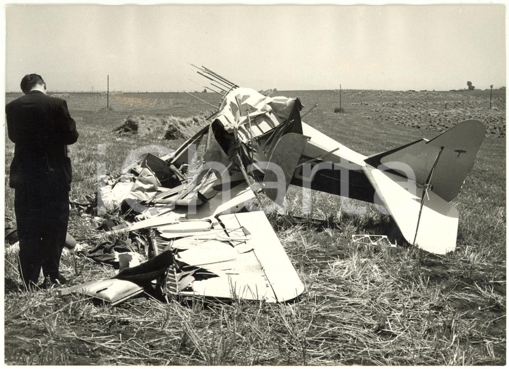 Fotografia d epoca originale 1954 ROMA Incidente aereo al 13Â° km VIA SALARIA  Rilievi sul luogo del disastro 1