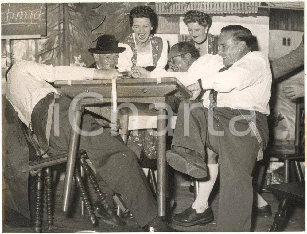 1955 ca MÜNCHEN - Restaurant Platzl - Men during a "strongest fingers tourney"