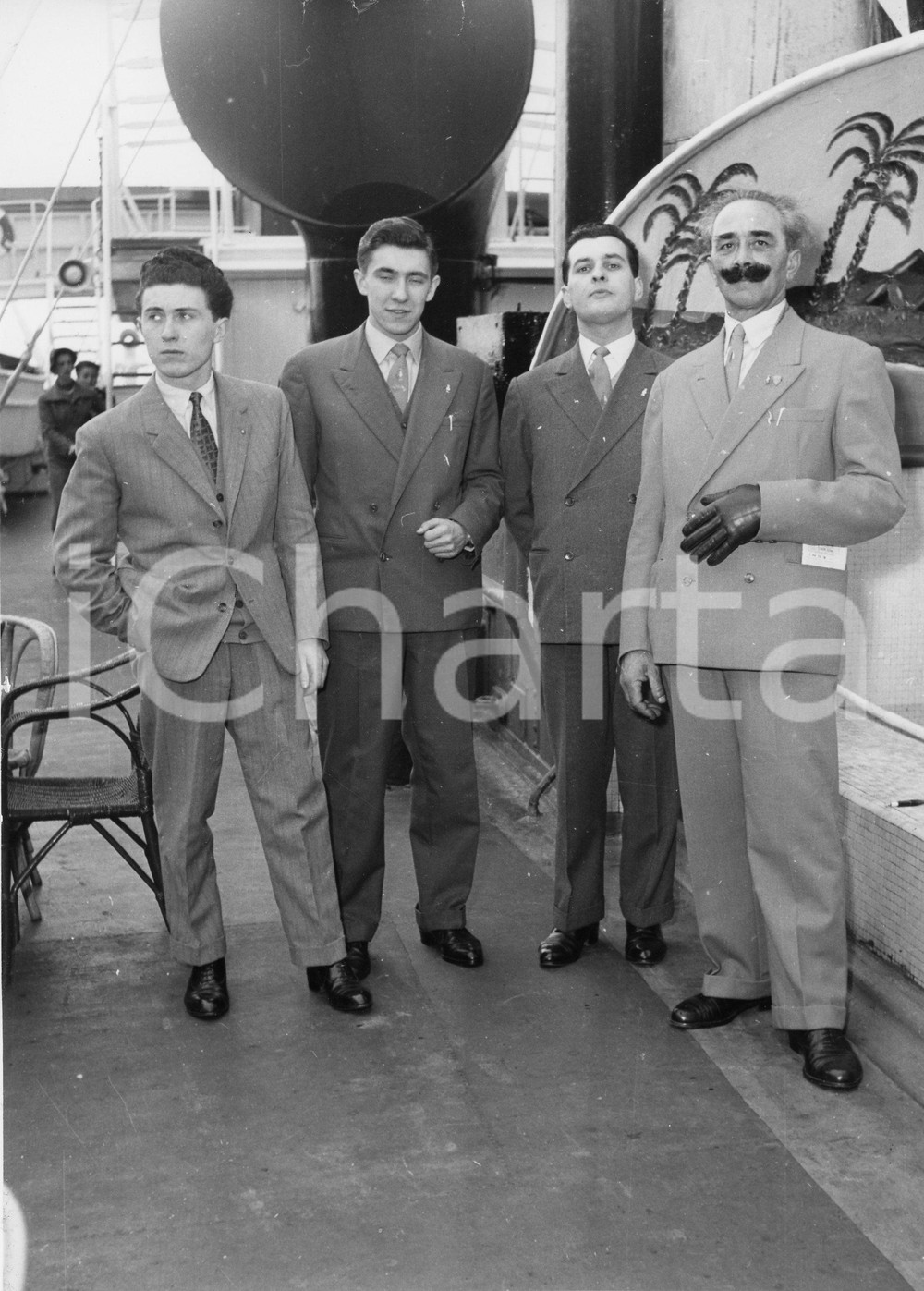 1955 GENOVA Partenza nobili invitati alle nozze di Maria Pia di Savoia *Foto 1955Fotografia vintage rara d'epoca.Timbro archivio Publifoto Genova al verso.FORMATO: 18x24cm CONDIZIONI: POOR (difetti di stampa e piccoli strappi al margine superiore)ICHARTA mette in vendita le stampe vintage della collezione Publifoto Genova, per la maggior parte inedita o in tiratura di pochi esemplari. Si tratta di un'ottima opportunit&agrave; di investimento per i collezionisti di fotografie d'epoca.      originale e autentica 1