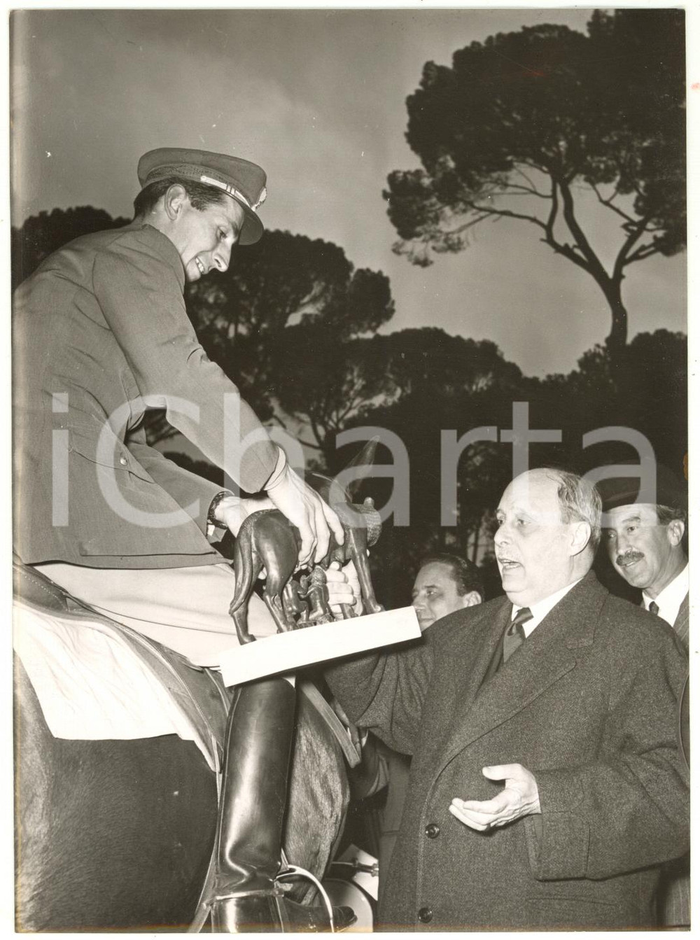 1956 ROMA IPPICA - Raimondo D'INZEO riceve "Premio Roma" da Salvatore REBECCHINI