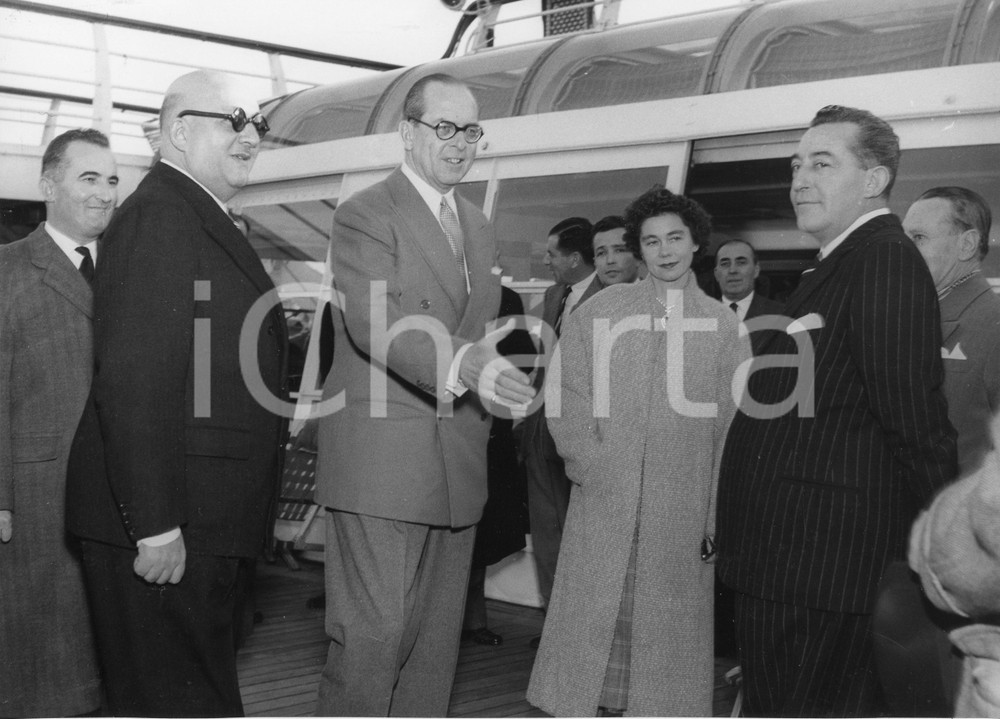 1953 GENOVA M/N Independence - Re Paolo e regina Federica di Grecia *Foto 24x18 1953Fotografia vintage rara d'epoca, che ritrae l'arrivo dei sovrani di Grecia (Re Paolo e regina Federica di Hannover).Timbro archivio Publifoto Genova al verso.FORMATO: 24x18 cm CONDIZIONI: FAIR (increspature marginali e difetti di stampa)ICHARTA mette in vendita le stampe vintage della collezione Publifoto Genova, per la maggior parte inedita o in tiratura di pochi esemplari. Si tratta di un'ottima opportunit&agrave; di investimento per i collezionisti di fotografie d'epoca.    originale e autentica 1