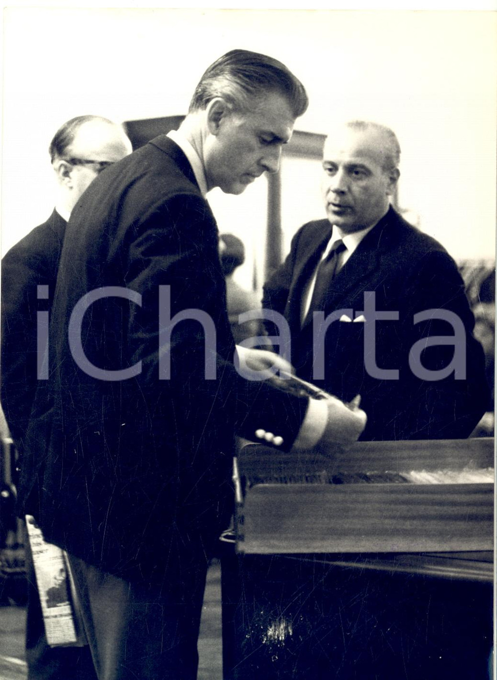 1960 ROMA Attore Stewart GRANGER in vacanza fa acquisti in via Condotti *Foto