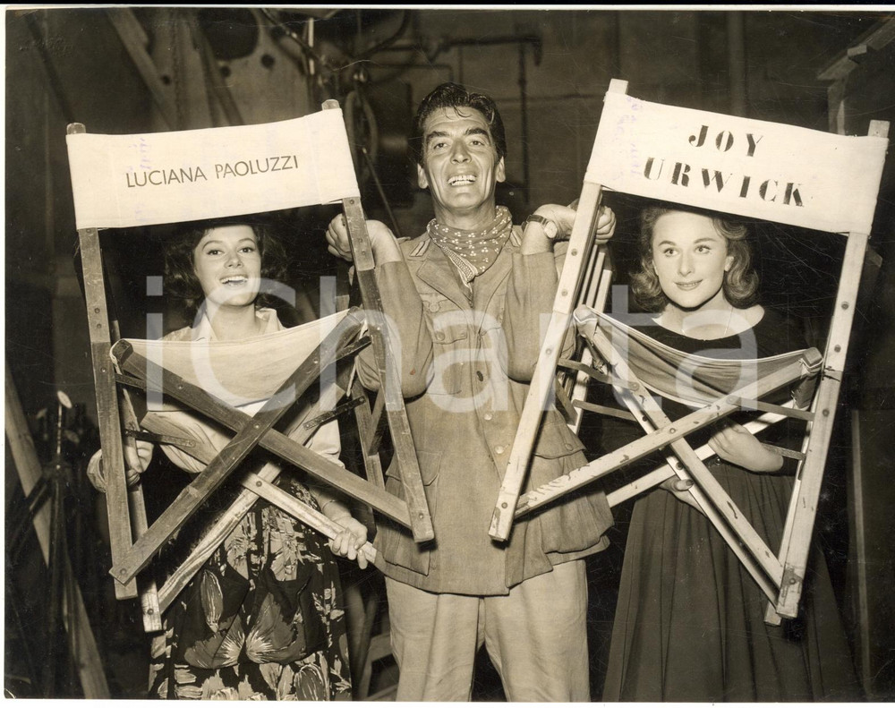 1957 MGM STUDIOS Luciana PAOLUZZI Victor MATURE on the set of "No time to die"