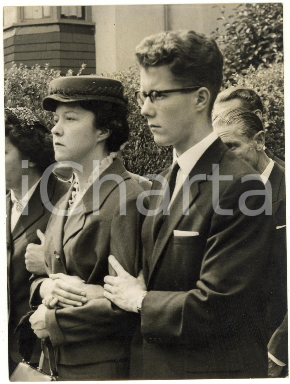 1959 LONDON Funeral of Detective Sergeant Raymond PURDY - The son and the wife