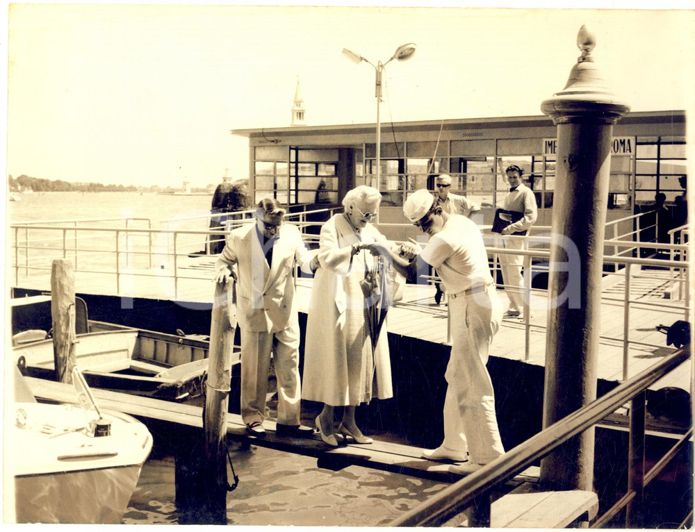 1960 VENEZIA Aristotele ONASSIS e Clementine CHURCHILL arrivano sul Canal Grande