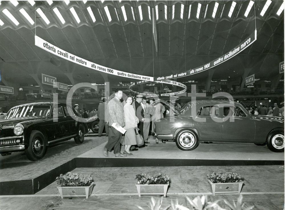 1953 TORINO Salone dell'Automobile - Folla allo stand dell'ALFA ROMEO *Foto