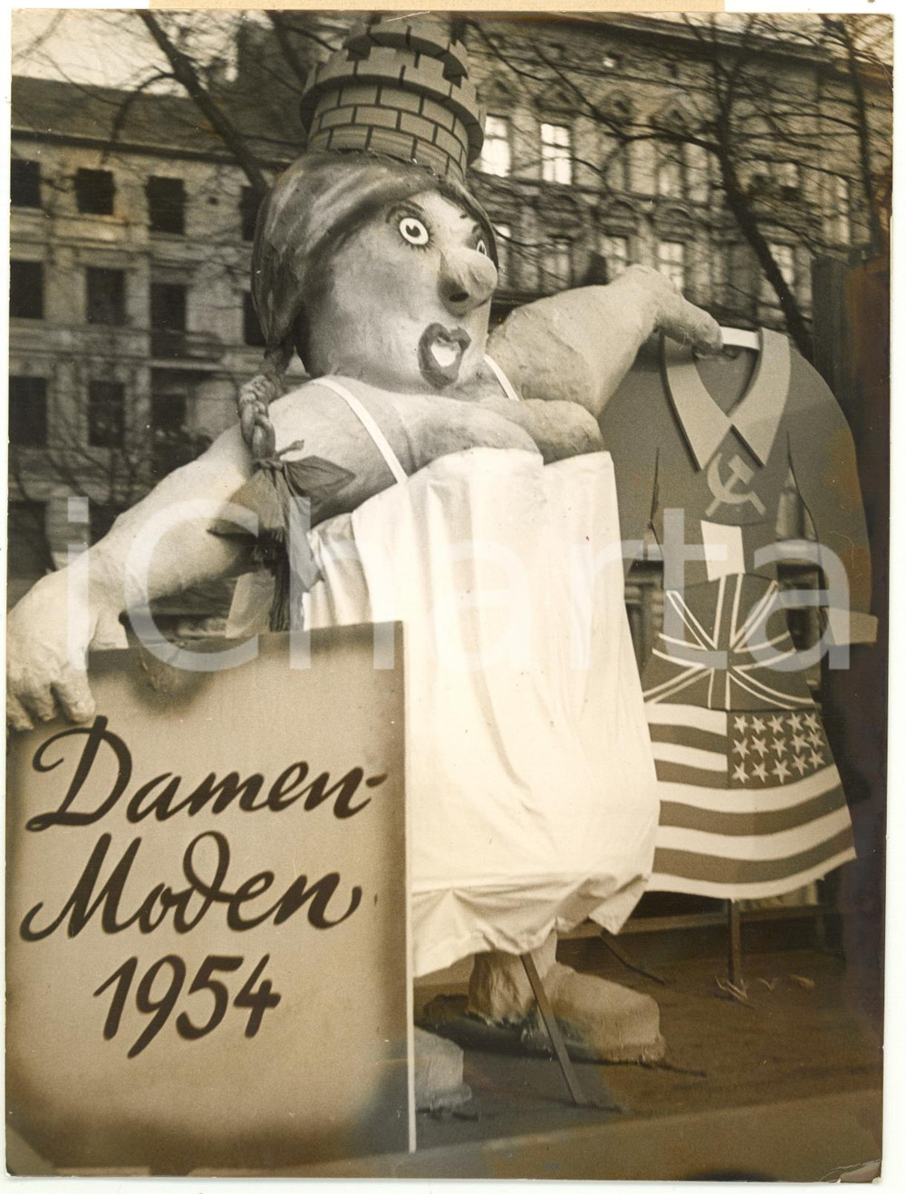 1954 BERLIN CARNEVAL - Wagon allegorical "Women's fashion 1954" *Photo 15x20 cm