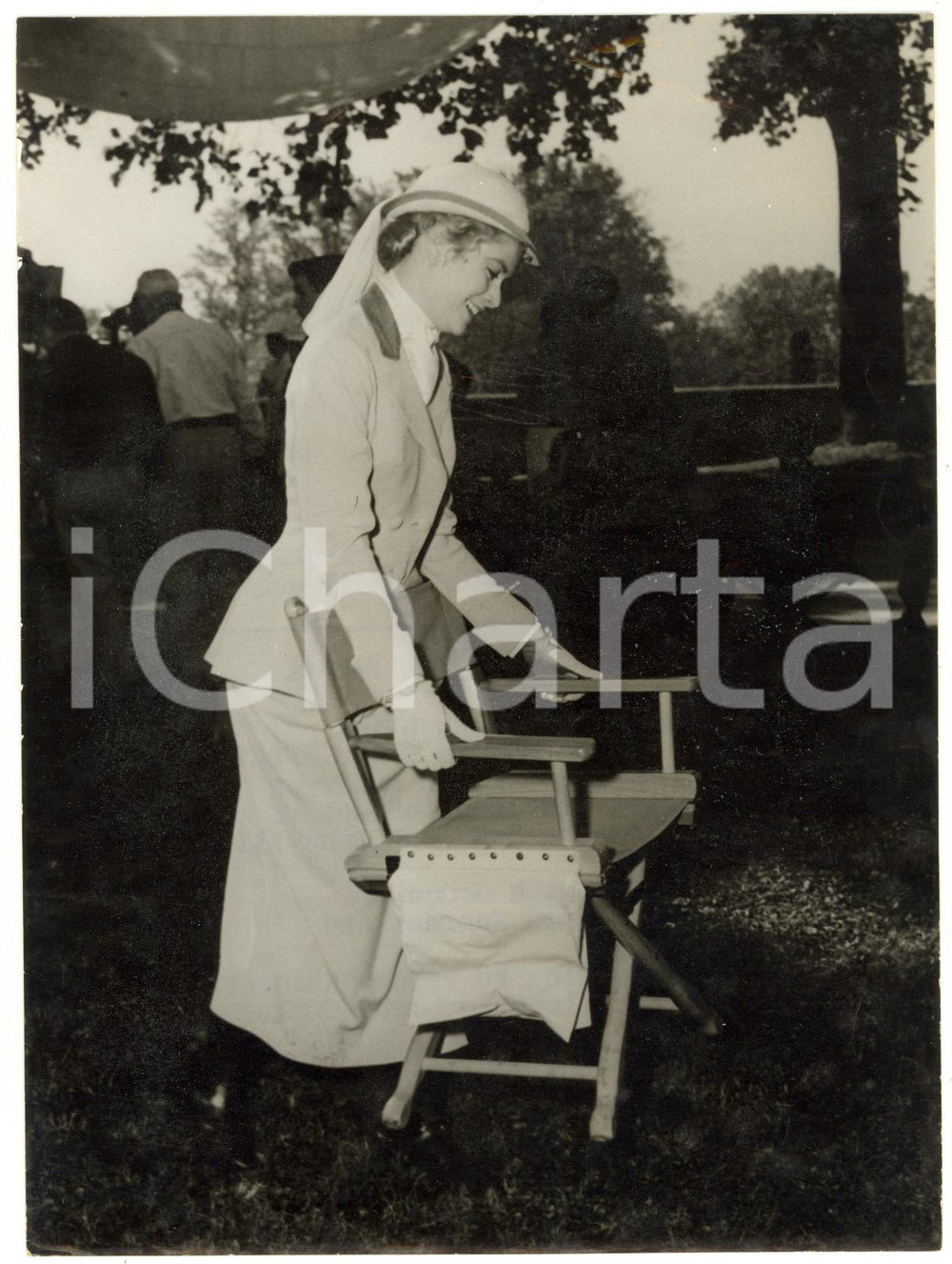1956 ASHEVILLE - Grace KELLY carries her chair at the set of movie "The swan"