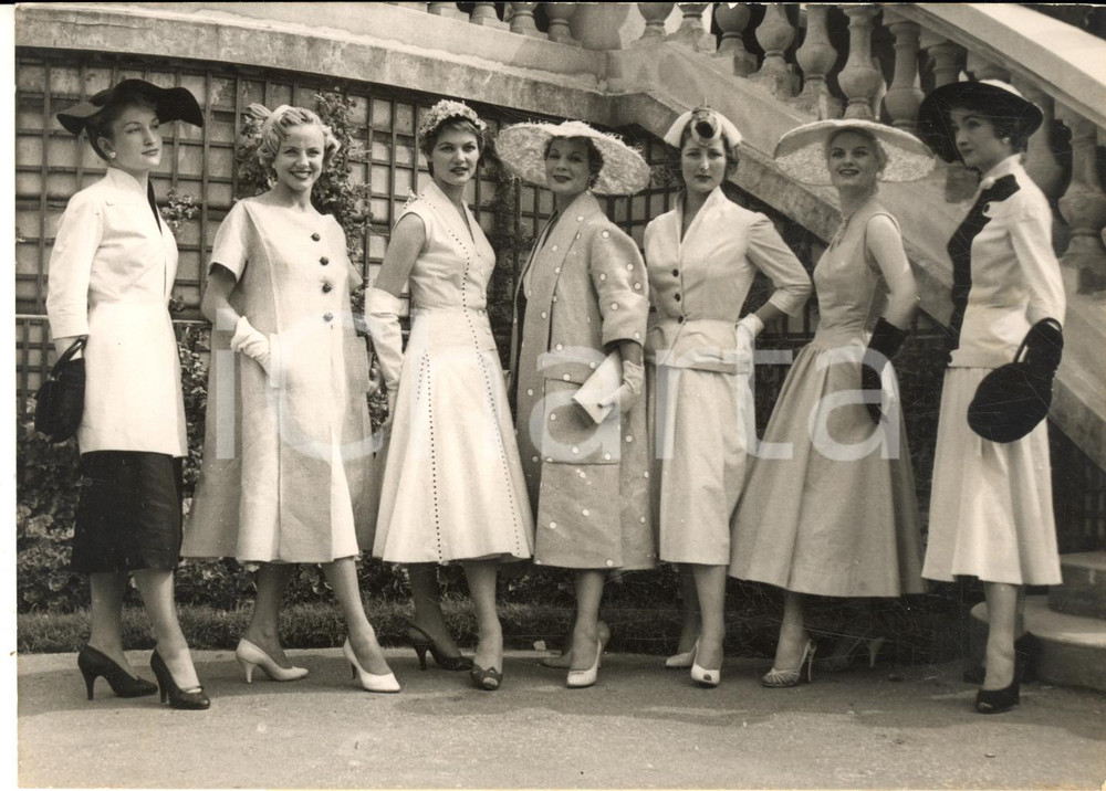 1955 AUTEUIL Groupe de femmes élégantes au pesage - Photo 18x13 cm