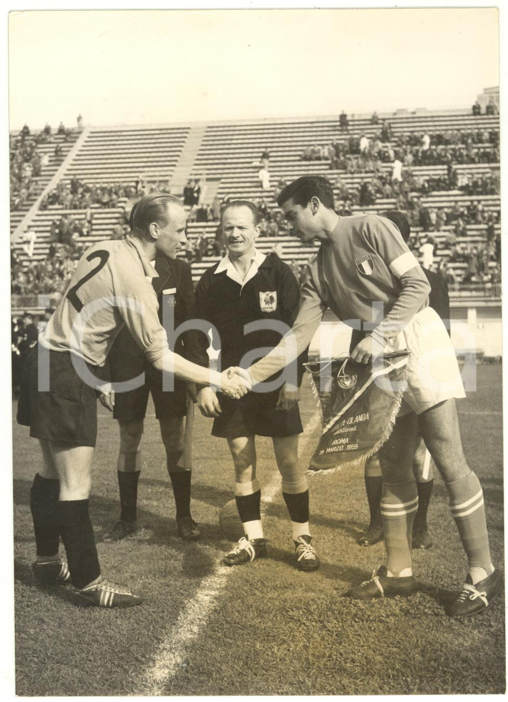 1959 ROMA CALCIO DILETTANTI - ITALIA-OLANDA 1-0 - Stretta di mano tra i capitani