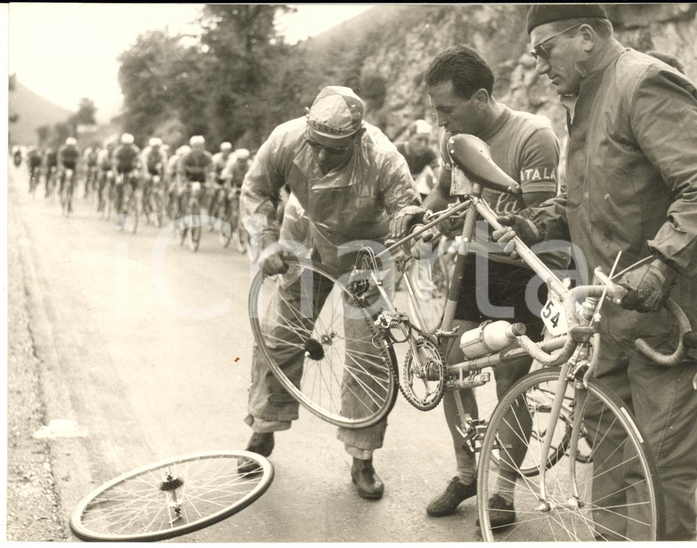 1955 ca CICLISMO GIRO D'ITALIA Foratura di Bruno MONTI - Foto 18x13 cm