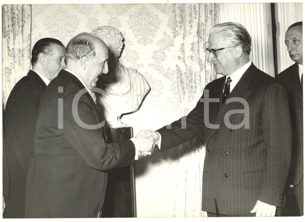 1960 ROMA Quirinale - Giovanni GRONCHI riceve Manuel PRADO UGARTECHE *Foto 18x13 Fotografia d'epoca, con didascalia coeva al verso. CONDIZIONI: FAIR (lieve brunitura al margine superiore, sovraimpressione del timbro al lato inferiore e minima piegatura centrale)FORMATO: 18x13 cm    originale e autentica 1