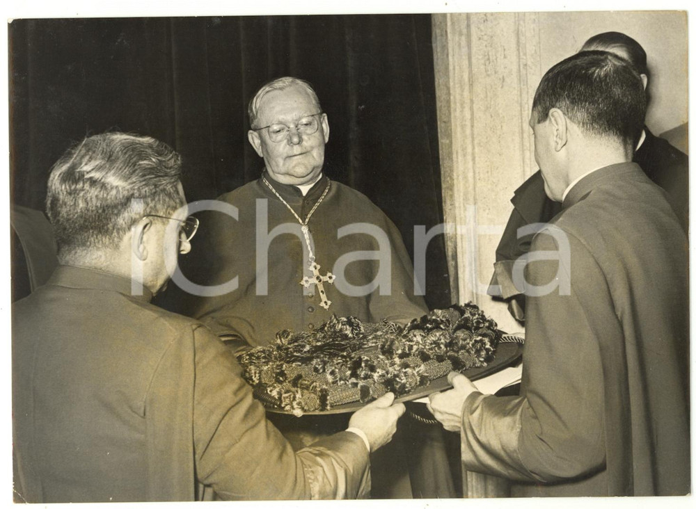 1958 ROMA Card. William GODFREY riceve il cappello cardinalizio dai messi *Foto