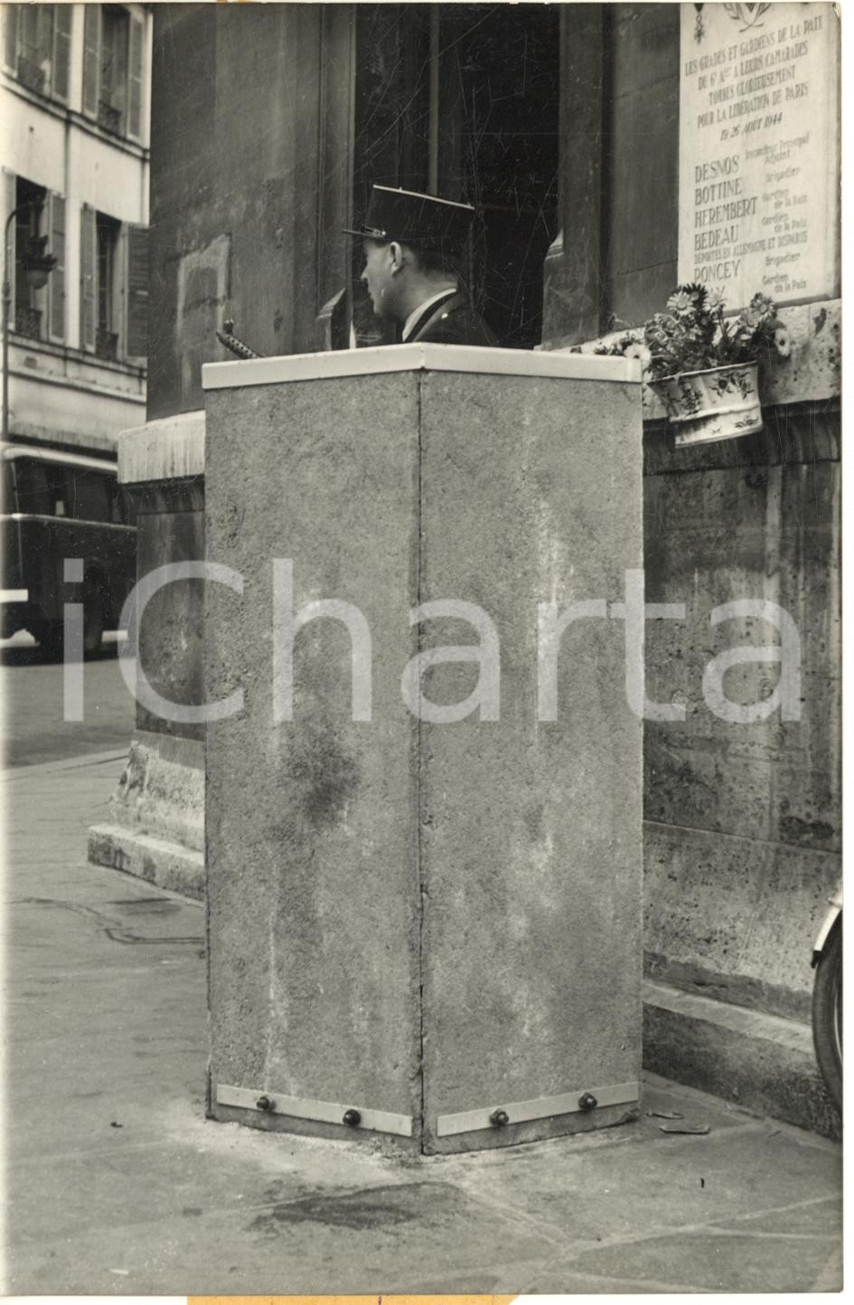 1958 PARIS Commissariat SAINT-SULPICE Poste bétonné contre le terrorisme *Photo