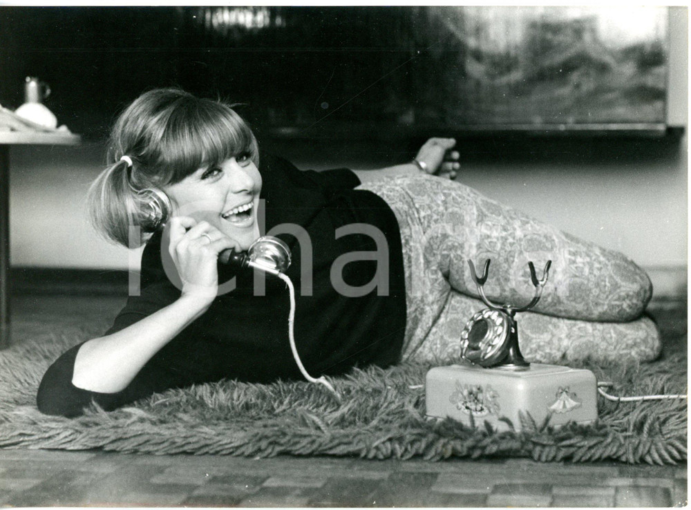 1965 ca MILANO TV ITALIA - Vanna BROSIO al telefono nel salotto di casa *Foto