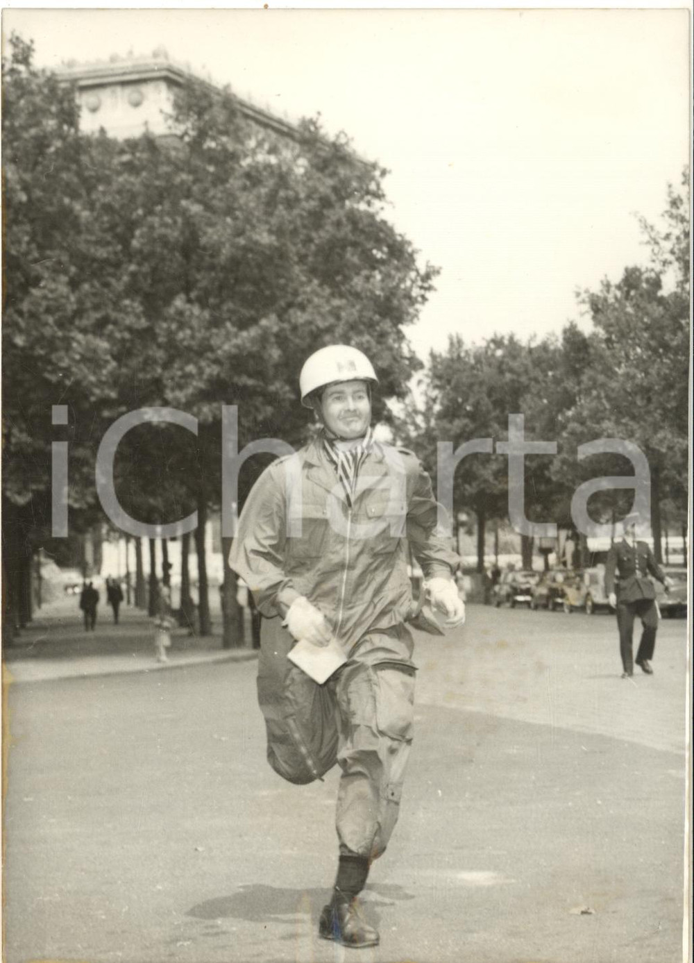 1959 LONDON-PARIS Race - Lt. Barry LYNCH finishes on foot  *Photo 13x18 cm Fotografia d'epoca, con didascalia coeva.CONDIZIONI: poor (increspatura al margine inferiore)FORMATO: 13x18 cm    originale e autentica 1